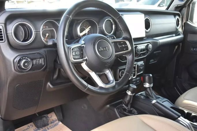 Подержанный Jeep Wrangler IV (JL), 3.6 л, 2019 в Шардже от Alfaris Used Cars Серый цвет. Other | AUTO.AE