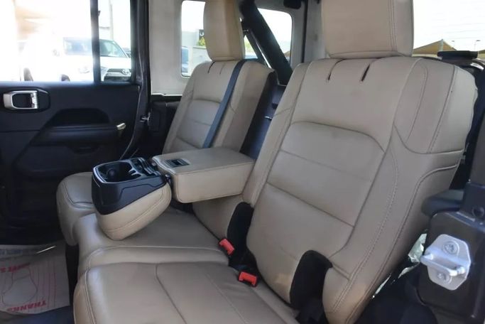 Подержанный Jeep Wrangler IV (JL), 3.6 л, 2019 в Шардже от Alfaris Used Cars Серый цвет. Other | AUTO.AE