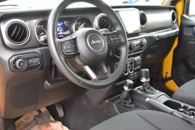 Подержанный Jeep Wrangler IV (JL), 2.0 л, 2021 в Шардже от Alfaris Used Cars Желтый цвет. Other | AUTO.AE