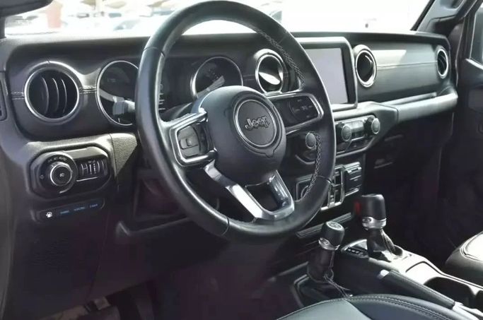 Подержанный Jeep Wrangler IV (JL), 2.0 л, 2021 в Шардже от Alfaris Used Cars Серый цвет. Other | AUTO.AE