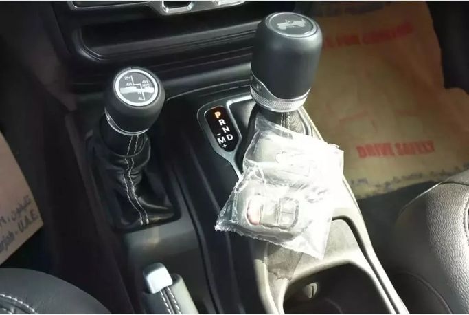 Подержанный Jeep Wrangler IV (JL), 2.0 л, 2021 в Шардже от Alfaris Used Cars Серый цвет. Other | AUTO.AE