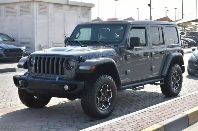Подержанный Jeep Wrangler IV (JL), 2.0 л, 2021 в Шардже от Alfaris Used Cars Серый цвет. Other | AUTO.AE