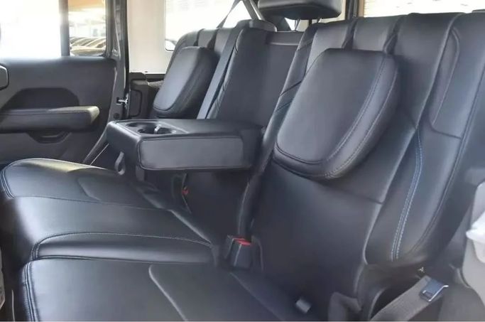 Подержанный Jeep Wrangler IV (JL), 2.0 л, 2021 в Шардже от Alfaris Used Cars Серый цвет. Other | AUTO.AE