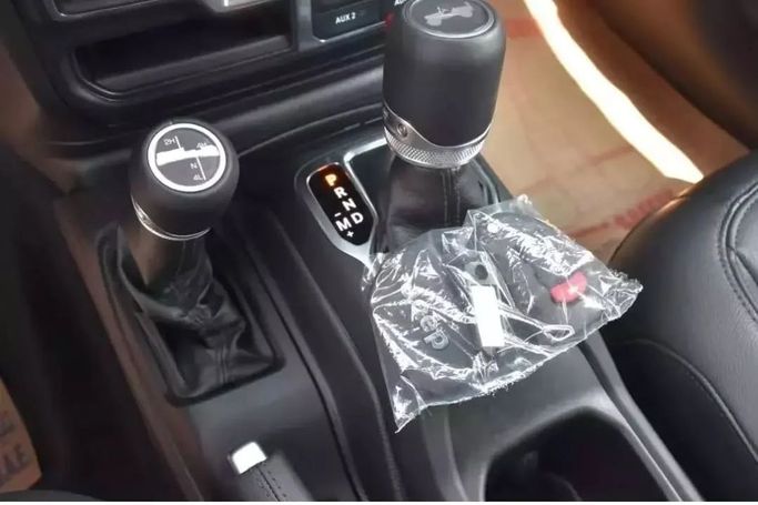 Подержанный Jeep Wrangler IV (JL), 3.6 л, 2022 в Шардже от Alfaris Used Cars Красный цвет. Other | AUTO.AE