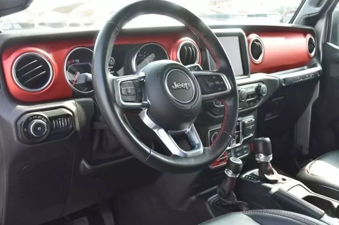 Подержанный Jeep Wrangler Rubicon IV (JL), 2.1 л, 2021 в Шардже от Alfaris Used Cars Серый цвет. Other | AUTO.AE