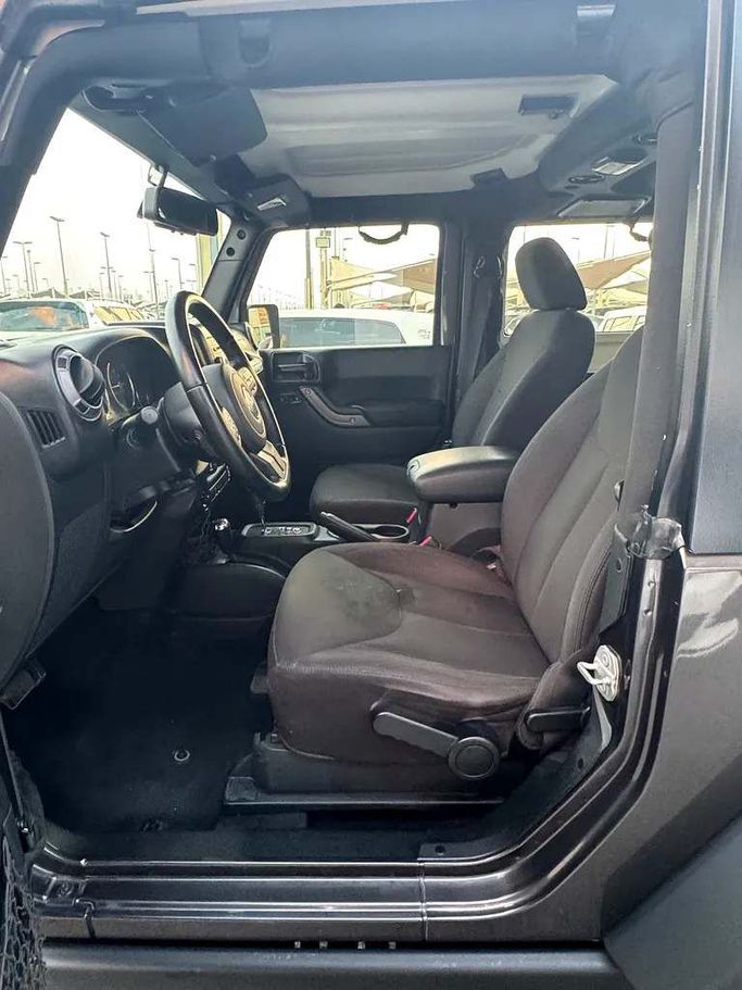 Подержанный Jeep Wrangler IV (JL), 3.6 л, 2018 в Шардже от Taj Al Impratoor Used Cars Черный цвет. GCC | AUTO.AE