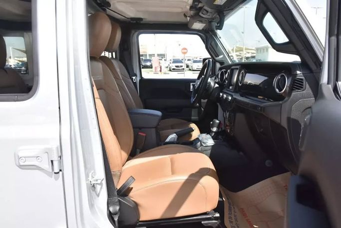 Подержанный Jeep Wrangler Rubicon IV (JL), 2.1 л, 2022 в Шардже от Alfaris Used Cars Серый цвет. Other | AUTO.AE