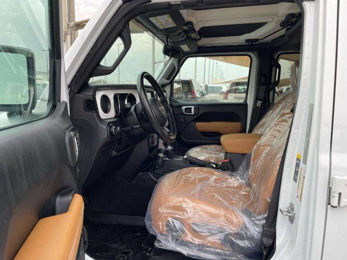 Used Jeep Wrangler IV (JL), 6.4 l, 2021 in Sharjah by Daira Used Cars, White color. American Specs | AUTO.AE