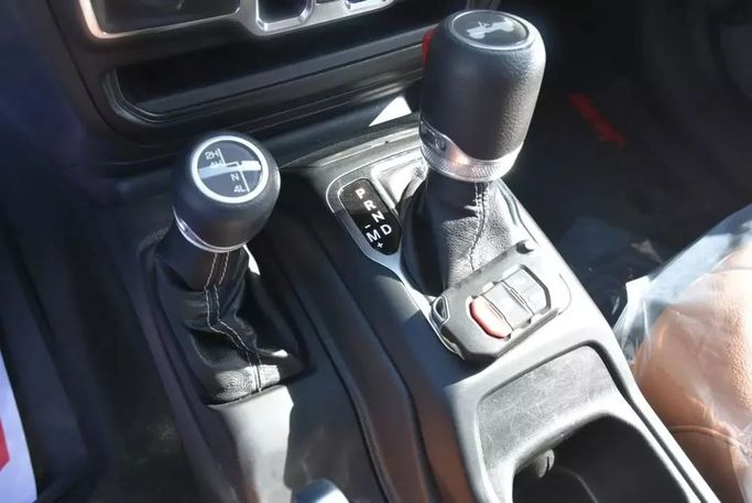 Подержанный Jeep Wrangler IV (JL), 3.6 л, 2021 в Шардже от Alfaris Used Cars Серый цвет. Other | AUTO.AE