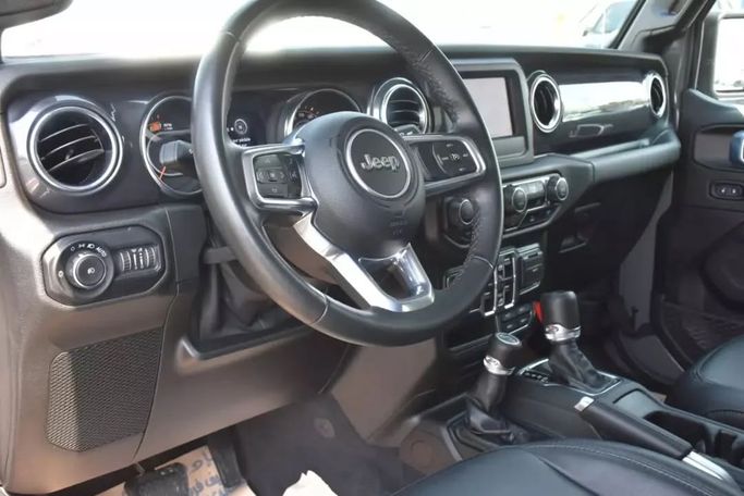 Подержанный Jeep Wrangler IV (JL), 2.0 л, 2021 в Шардже от Alfaris Used Cars Серый цвет. Other | AUTO.AE