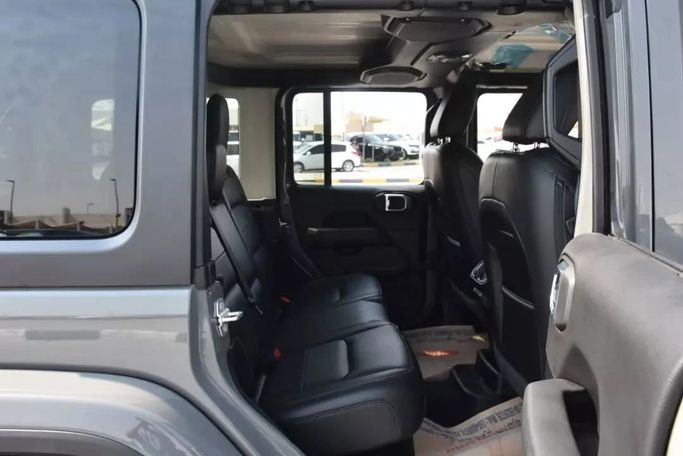 Подержанный Jeep Wrangler IV (JL), 2.0 л, 2021 в Шардже от Alfaris Used Cars Серый цвет. Other | AUTO.AE