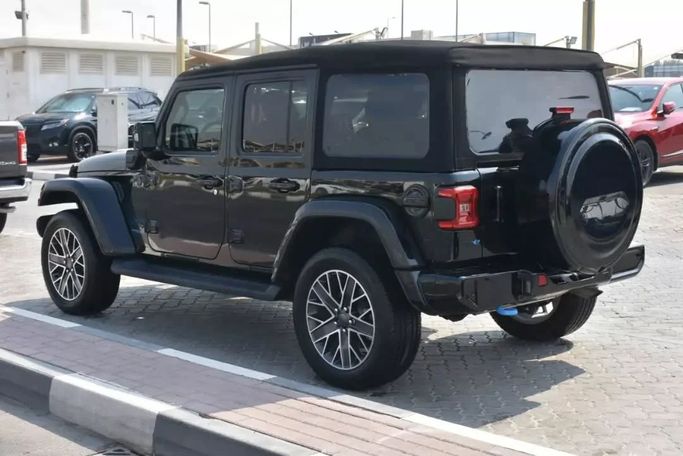 Подержанный Jeep Wrangler IV (JL), 2.0 л, 2022 в Шардже от Alfaris Used Cars Черный цвет. Other | AUTO.AE