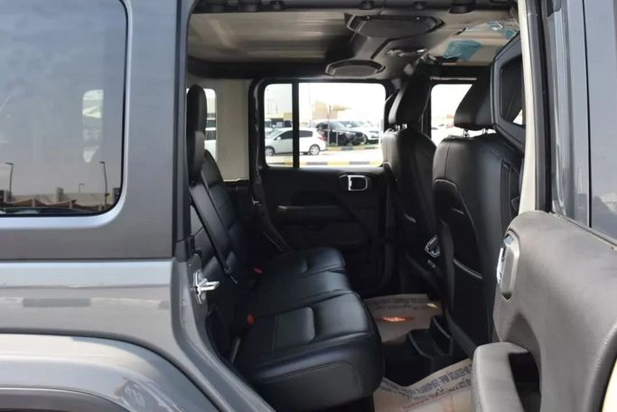 Подержанный Jeep Wrangler IV (JL), 2.0 л, 2022 в Шардже от Alfaris Used Cars Серый цвет. Other | AUTO.AE