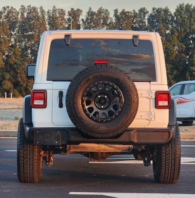 Used Jeep Wrangler IV (JL), 2.0 l, 2021 in Sharjah by Nassem Al Sham Used Cars, White color. American Specs | AUTO.AE