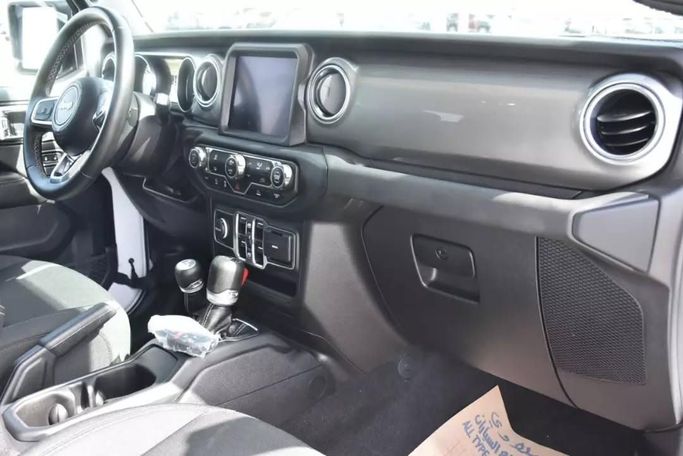 Подержанный Jeep Wrangler IV (JL), 2.0 л, 2021 в Шардже от Alfaris Used Cars Белый цвет. Other | AUTO.AE