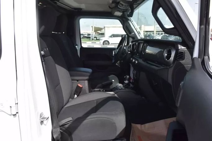 Подержанный Jeep Wrangler IV (JL), 2.0 л, 2021 в Шардже от Alfaris Used Cars Белый цвет. Other | AUTO.AE