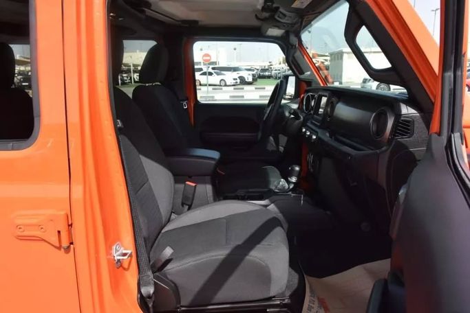 Подержанный Jeep Wrangler IV (JL), 3.6 л, 2019 в Шардже от Alfaris Used Cars Оранжевый цвет. Other | AUTO.AE