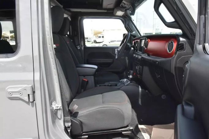 Подержанный Jeep Wrangler IV (JL), 2.0 л, 2021 в Шардже от Alfaris Used Cars Серый цвет. Other | AUTO.AE