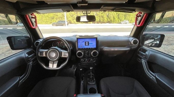 Подержанный Jeep Wrangler III (JK), 3.6 л, 2015 в Шардже от Halla Cars Черный цвет. Американская | AUTO.AE