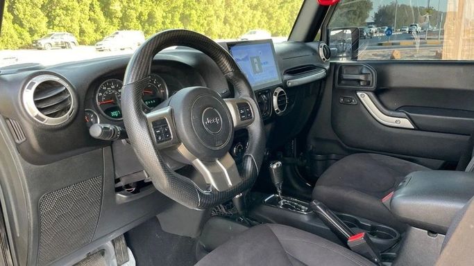 Подержанный Jeep Wrangler III (JK), 3.6 л, 2015 в Шардже от Halla Cars Черный цвет. Американская | AUTO.AE