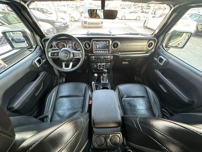 Подержанный Jeep Wrangler IV (JL), 3.6 л, 2020 в Шардже от Al Hashal Used Cars Серебристый цвет. GCC | AUTO.AE