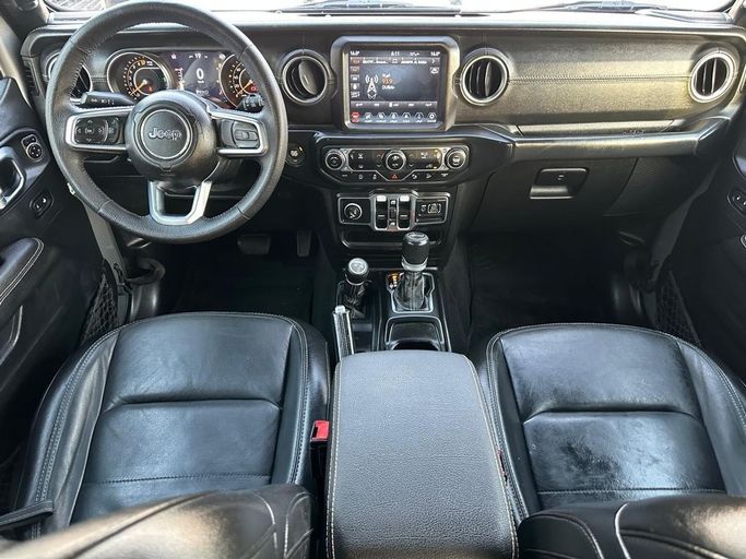 Подержанный Jeep Wrangler IV (JL), 3.6 л, 2020 в Шардже от Al Hashal Used Cars Серебристый цвет. GCC | AUTO.AE