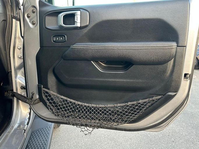 Подержанный Jeep Wrangler IV (JL), 3.6 л, 2020 в Шардже от Al Hashal Used Cars Серебристый цвет. GCC | AUTO.AE