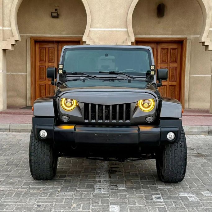 Подержанный Jeep Wrangler III (JK), 3.6 л, 2017 в Шардже от Sarmad Cars Черный цвет. Американская | AUTO.AE