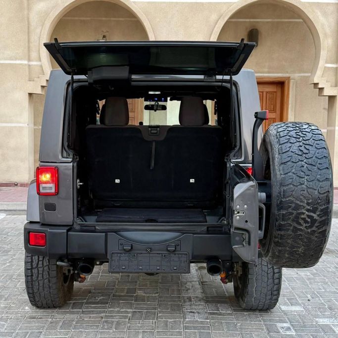 Подержанный Jeep Wrangler III (JK), 3.6 л, 2017 в Шардже от Sarmad Cars Черный цвет. Американская | AUTO.AE