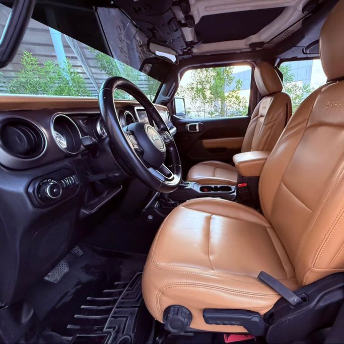 Подержанный Jeep Wrangler IV (JL), 3.6 л, 2020 в Шардже от Sarmad Cars Черный цвет. Other | AUTO.AE