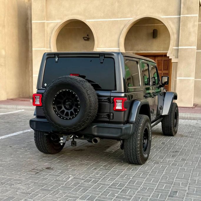 Подержанный Jeep Wrangler IV (JL), 3.6 л, 2020 в Шардже от Sarmad Cars Черный цвет. Other | AUTO.AE