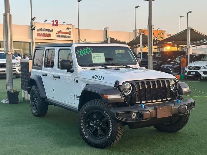 Подержанный Jeep Wrangler IV (JL), 2.0 л, 2023 в Шардже от Badar Used Cars Белый цвет.  | AUTO.AE