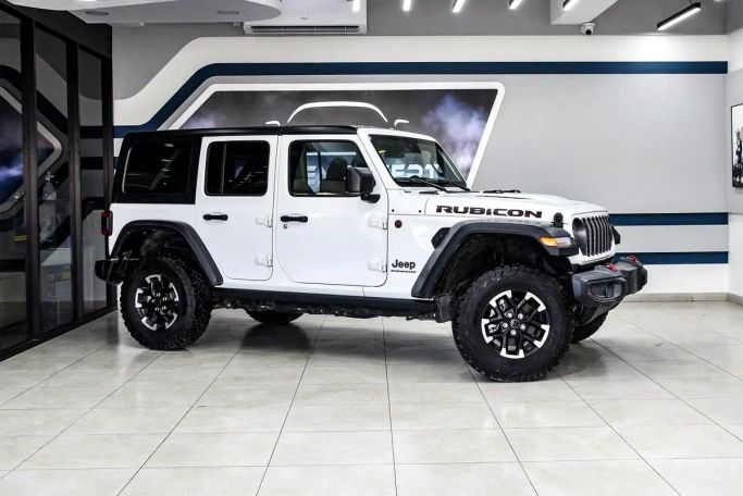 Подержанный Jeep Wrangler IV (JL) Рестайлинг, 2.0 л, 2025 в Шардже от Golden Desert Used Car Белый цвет.  | AUTO.AE | Объявление #263181