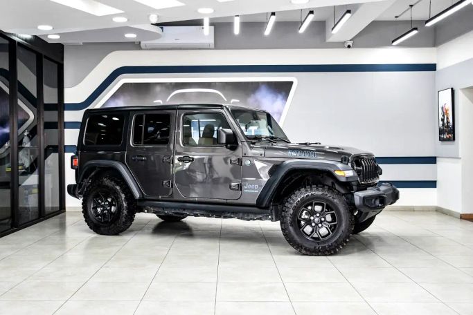 Подержанный Jeep Wrangler 4xe IV (JL) Рестайлинг, 2.0 л, 2025 в Шардже от Golden Desert Used Car Серый цвет.  | AUTO.AE | Объявление #263183