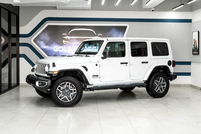 Подержанный Jeep Wrangler IV (JL) Рестайлинг, 3.6 л, 2025 в Шардже от Golden Desert Used Car Белый цвет.  | AUTO.AE | Объявление #263186
