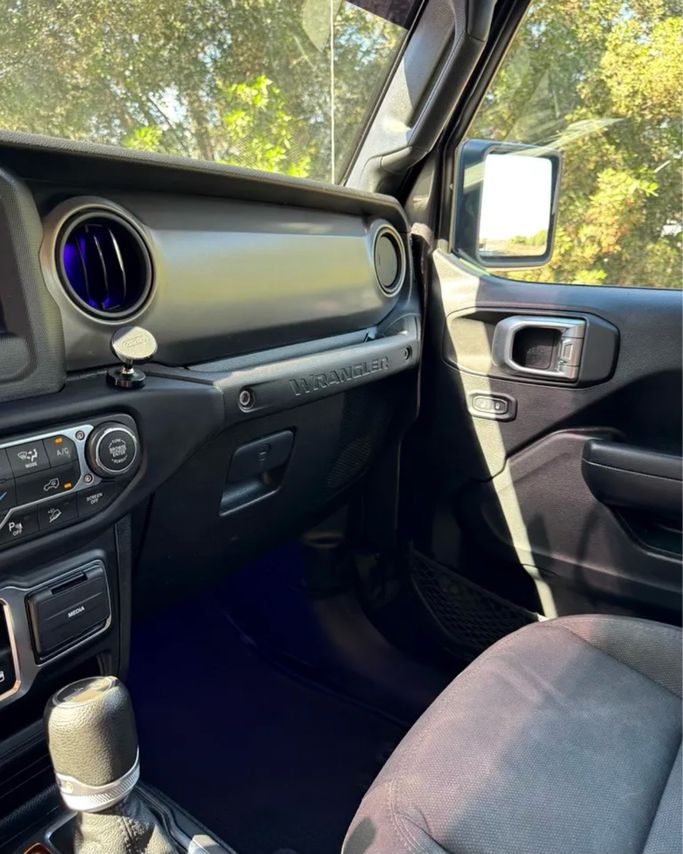 مستعملة Jeep Wrangler IV (JL)، 3.6 لتر، 2020 في الإمارات، الشارقة من Najm Al Shimal Used Cars trd.، اللون رمادي. مواصفات الخليج | AUTO.AE | إعلان #296000 — صورة 13 من 14