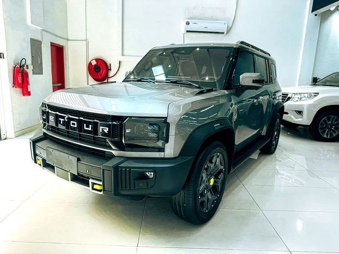 Подержанный Jetour T2, 2.0 л, 2025 в Шардже от Ryno Cars Серебристый цвет. GCC | AUTO.AE