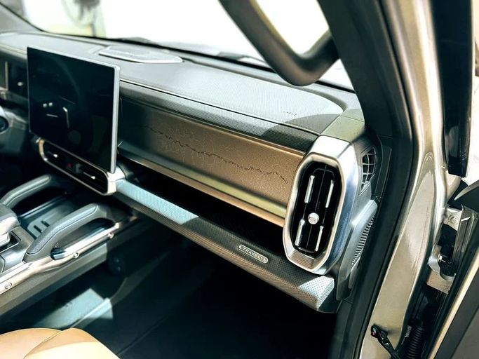 Подержанный Jetour T2, 2.0 л, 2025 в Шардже от Ryno Cars Серебристый цвет. GCC | AUTO.AE