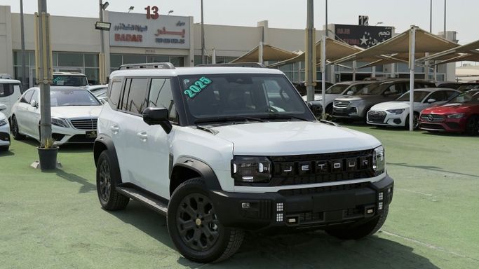 Новый Jetour T2, 2.0 л, 2025 в Шардже от Badar Used Cars Белый цвет.  | AUTO.AE