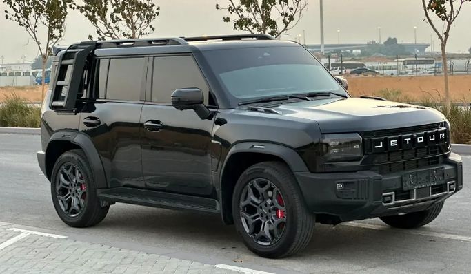 مستعملة ⁦Jetour T2، 2.0 l، 2025⁩ في في الإمارات, الشارقة من Al Ahd Used Cars، اللون أسود. مواصفات الخليج | AUTO.AE | إعلان #290449