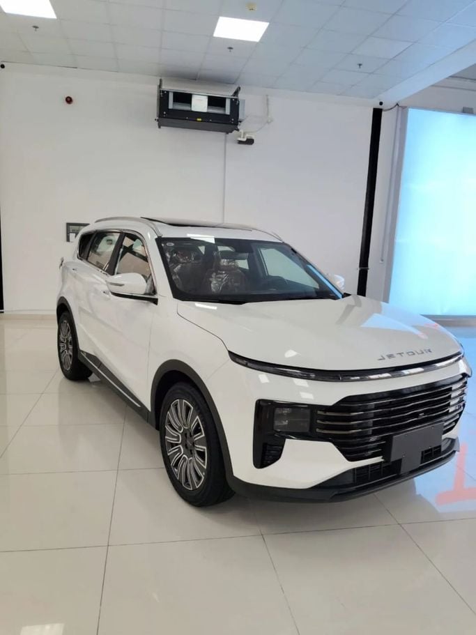 Новый Jetour X70 PLUS I Рестайлинг 2, 1.5 л, 2025 в Шардже от Alfaris Used Cars Белый цвет. Other | AUTO.AE