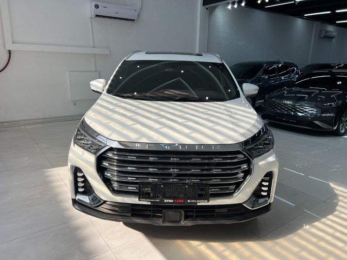 Подержанный Jetour X90 PLUS, 2.0 л, 2024 в Шардже от Ryno Cars Белый цвет. GCC | AUTO.AE