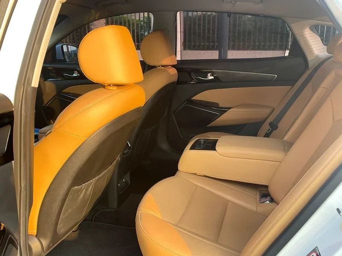 Подержанный Kia Cadenza II Рестайлинг, 3.3 л, 2020 в Шардже от Al Saqr Al Mutaliq Белый цвет. Корейская | AUTO.AE