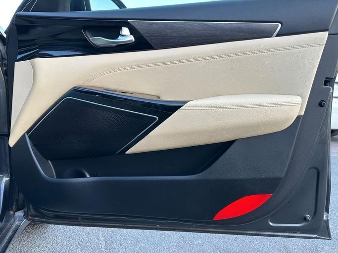 Подержанный Kia Cadenza II Рестайлинг, 3.3 л, 2021 в Шардже от Al Hashal Used Cars Серый цвет. GCC | AUTO.AE