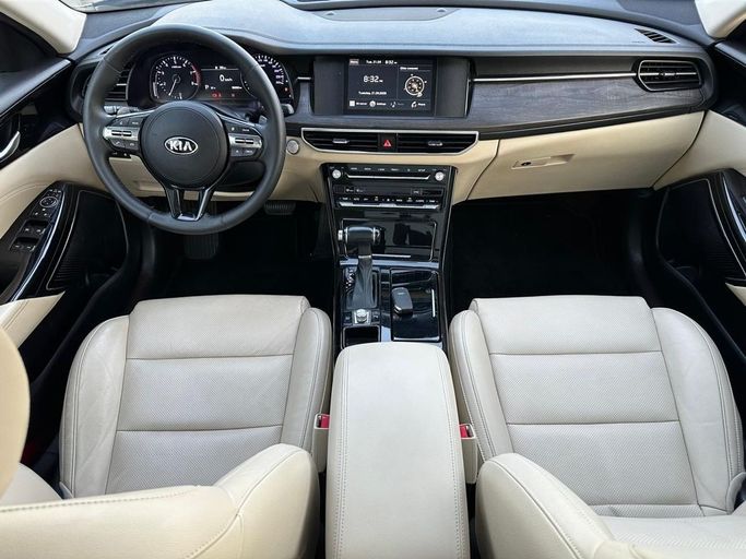 Подержанный Kia Cadenza II Рестайлинг, 3.3 л, 2021 в Шардже от Al Hashal Used Cars Серый цвет. GCC | AUTO.AE