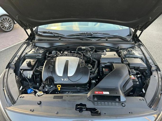 Подержанный Kia Cadenza II Рестайлинг, 3.3 л, 2021 в Шардже от Al Hashal Used Cars Серый цвет. GCC | AUTO.AE