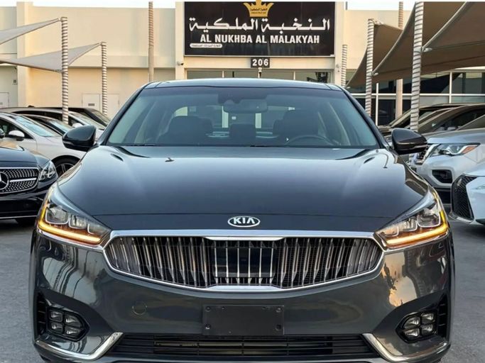 Подержанный Kia Cadenza II, 3.3 л, 2017 в Шардже от Al Nukhba Al Malakyah Used Cars Серый цвет. Американская | AUTO.AE
