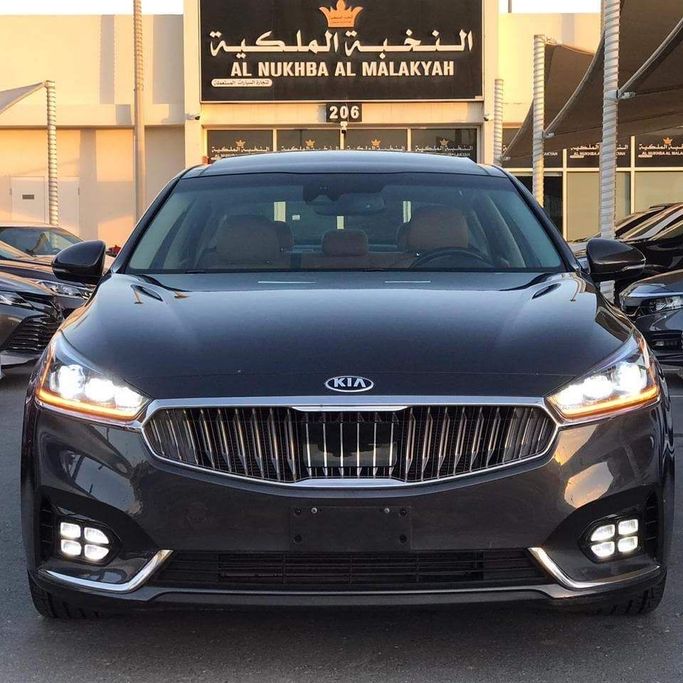 Подержанный Kia Cadenza II, 3.3 л, 2017 в Шардже от Al Nukhba Al Malakyah Used Cars Серый цвет. Американская | AUTO.AE
