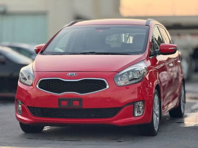 Подержанный Kia Carens III (RP), 2.0 л, 2014 в Шардже от Titanium Used Cars Красный цвет. GCC | AUTO.AE