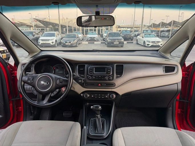 Подержанный Kia Carens III (RP), 2.0 л, 2014 в Шардже от Titanium Used Cars Красный цвет. GCC | AUTO.AE
